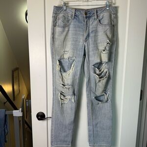 American Eagle Tomgirl Light Wash Distressed High Rise Jean 6R